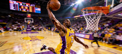 NBA篮球比赛精彩瞬间，球员扣篮画面